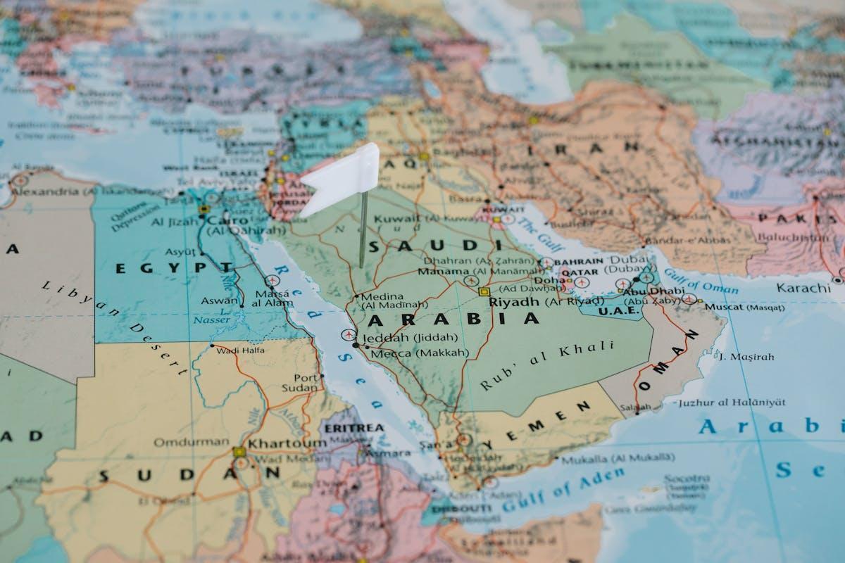Map of Saudi Arabia and the world, with Guido Steinberg discussing Middle Eastern politics, Gulf tensions, and the internationalization of Islamist terrorism. (Source: Pexels)