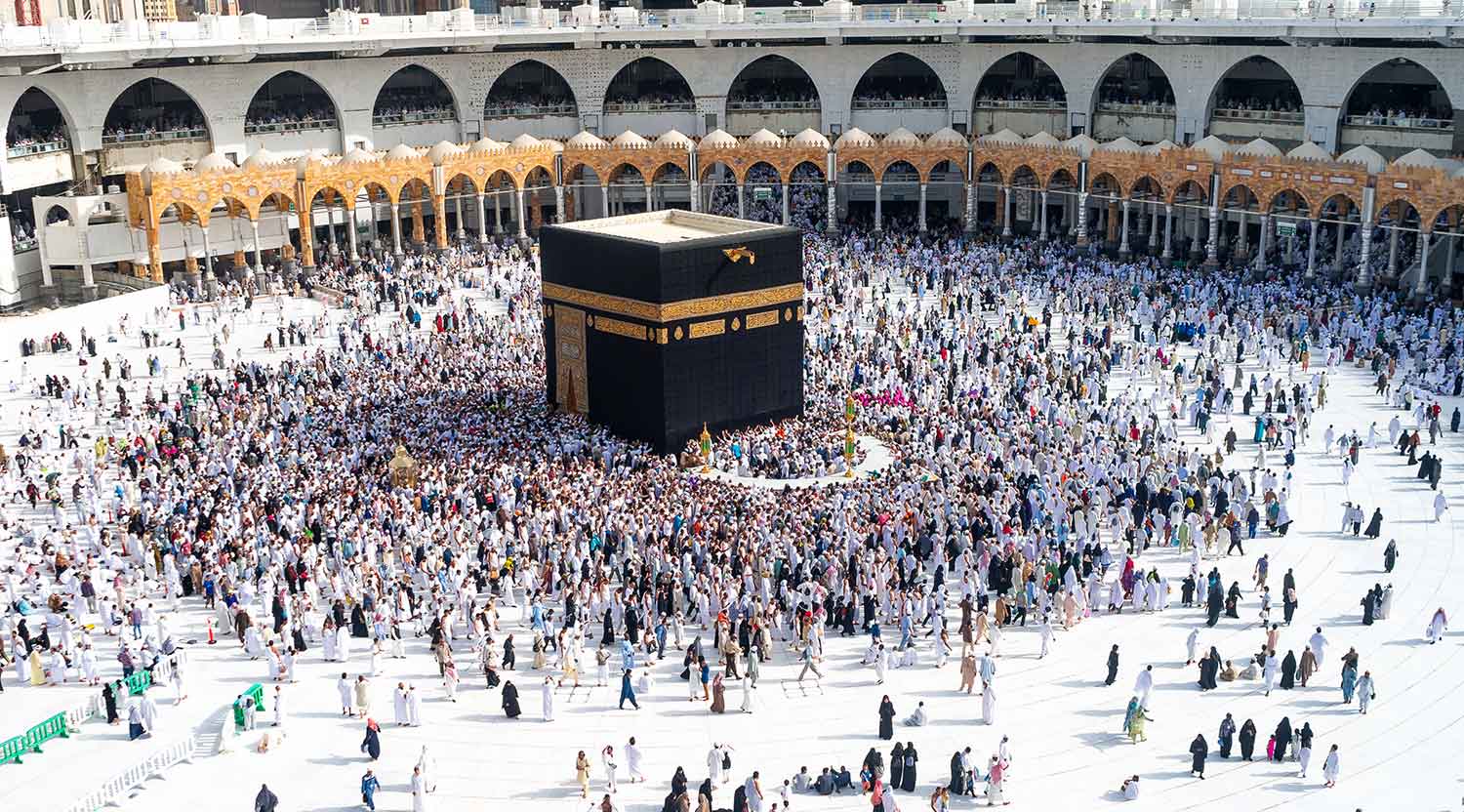 People walking around Holy Kaaba seven circles in Grand Mosque of Makkah (Image source: Shutterstock)