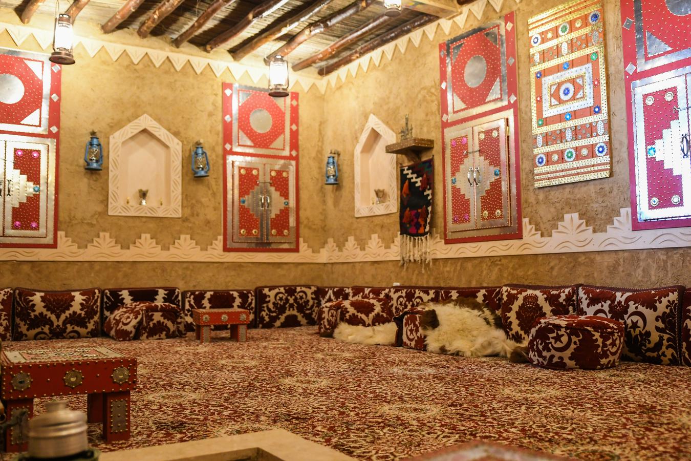 Traditional Saudi majlis interior, representing spaces that may be adapted for public dining as cultural norms gradually evolve in Saudi Arabia.